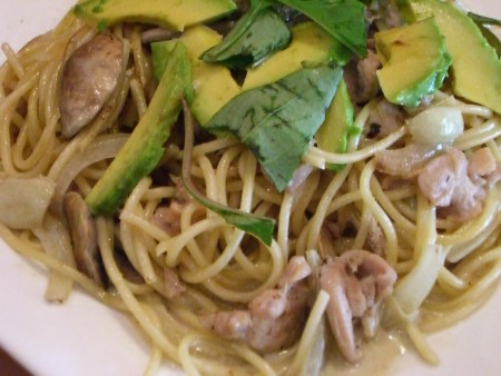 Avocado, Chicken & Mushroom Spaghetti 酪梨, 雞肉 & 蘑菇義大利麵 $13